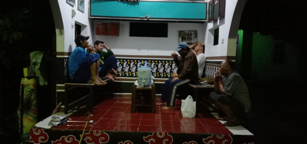 Kegiatan siskamling RW 45 kayen hari rabu malem kamis tgl 13 janr 2021 di gardu ronda rw 45 kayen cc